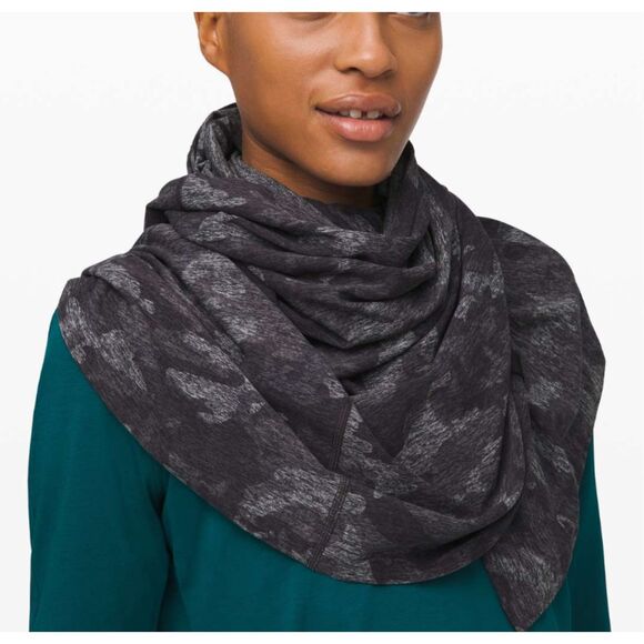 lululemon athletica Accessories - Women Lululemon Vinyasa Scarf *Rulu Incognito Camo HTR Black One Size